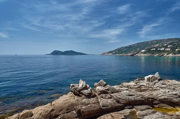 Keien en rotsen aan de oever van de Middellandse Zee — Stockfoto