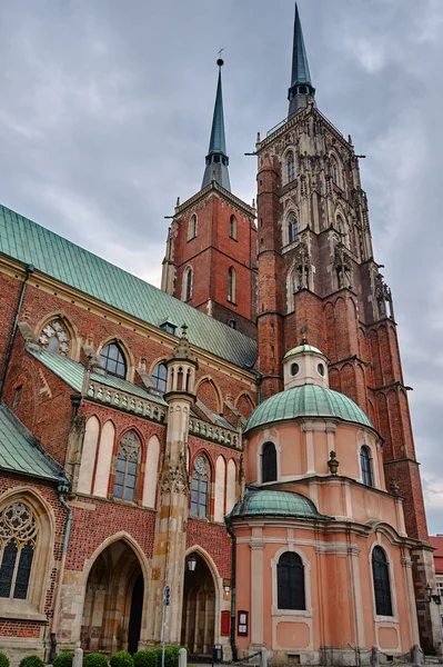 Średniowieczne, gotycki kościół towers — Zdjęcie stockowe