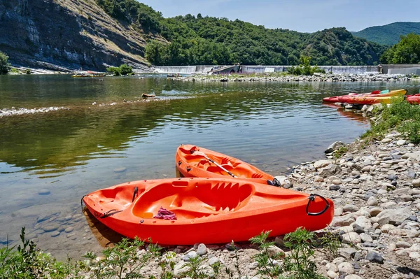 Pedalò alle soglie del fiume — Foto Stock