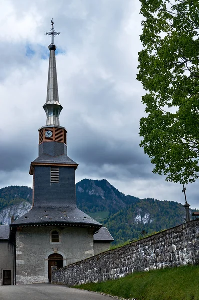 De stenen kerk en begraafplaats — Stockfoto