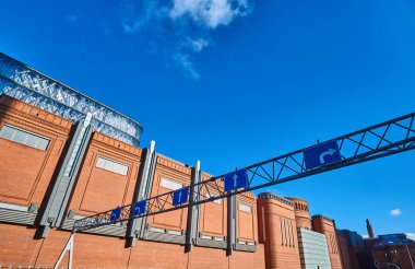 Yol işareti ve tuğla duvar metal yapısıyla