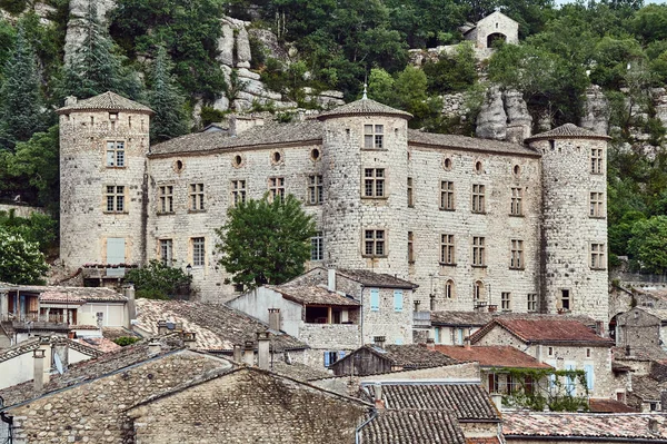 Каменный замок и дома в средневековом городе — стоковое фото
