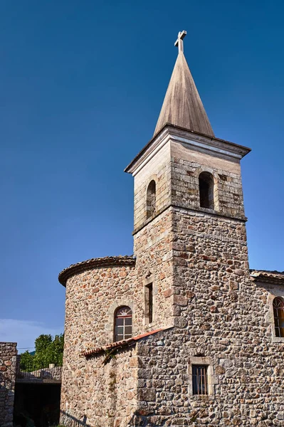 Каменная колокольня средневековой церкви — стоковое фото