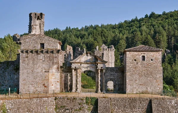 Die Ruinen der mittelalterlichen Burg — Stockfoto