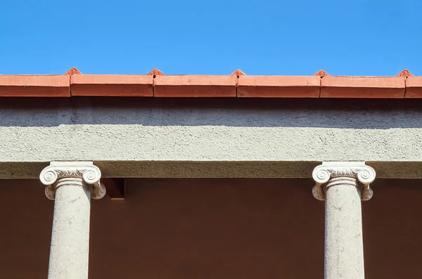 Columnas jónicas Edificio romano — Foto de Stock