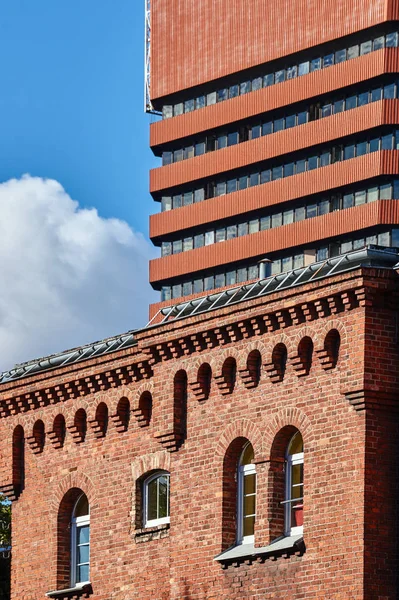 Lo storico edificio in mattoni rossi e il moderno grattacielo — Foto Stock