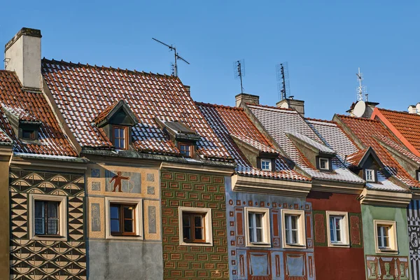Fachadas y techos de las casas — Foto de Stock