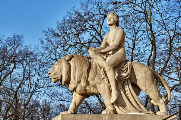 Sculpture of a woman on a lion — Stock Photo, Image