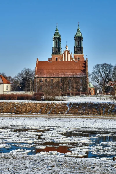 Urbana landskap med floden Warta och domkyrkans torn — Stockfoto