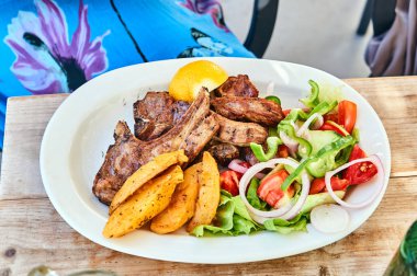 Bir Yunan taverna ızgara kuzu