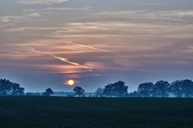 Gün batımı ile Köyü manzara 