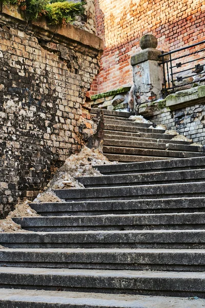 Wall made of brick and stone stairs — Stock Photo, Image
