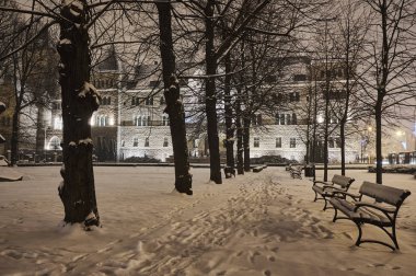 İmparatorluk kalenin önünde parkta kar