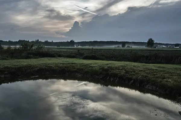 Paesaggio paesaggistico con laghetto e striature di nebbia — Foto Stock