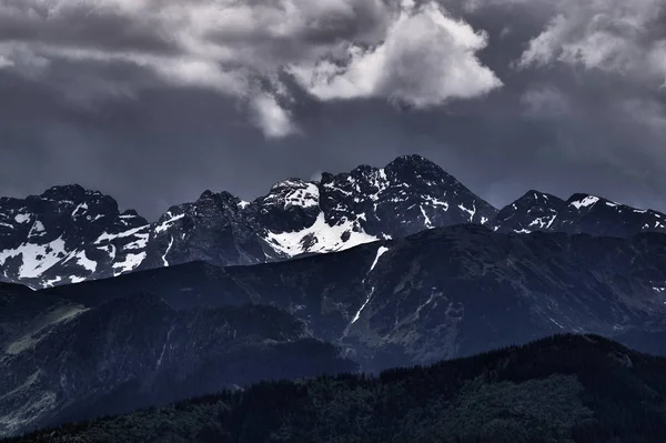 Picos rocosos y cielo nublado — Foto de Stock