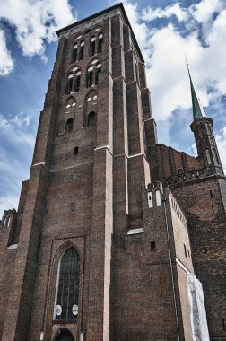Gotik tuğla kilise çan kulesi ile
