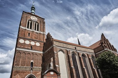 Gotik tuğla kilise çan kulesi ile