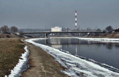 Kış boyunca nehir değerinde köprü