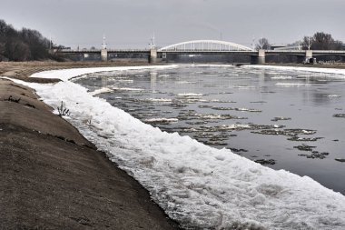 Warta Nehri üzerinde buz 