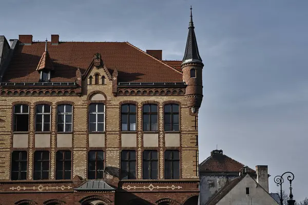Fasada budynku z czerwonej cegły — Zdjęcie stockowe