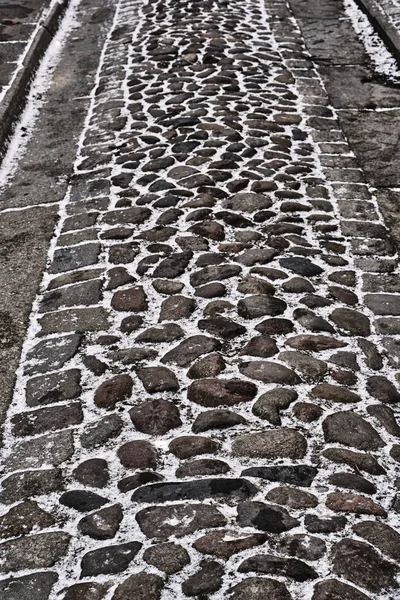 Derretendo neve e tornozelo pavimento na rua — Fotografia de Stock