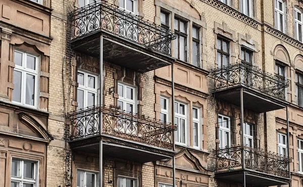 Art Nouveau stílusú homlokzat, az épület fém erkéllyel — Stock Fotó