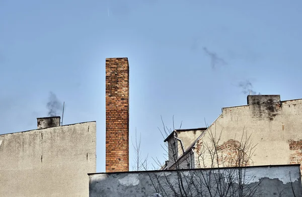 Rauchende Schornsteine alte Häuser — Stockfoto