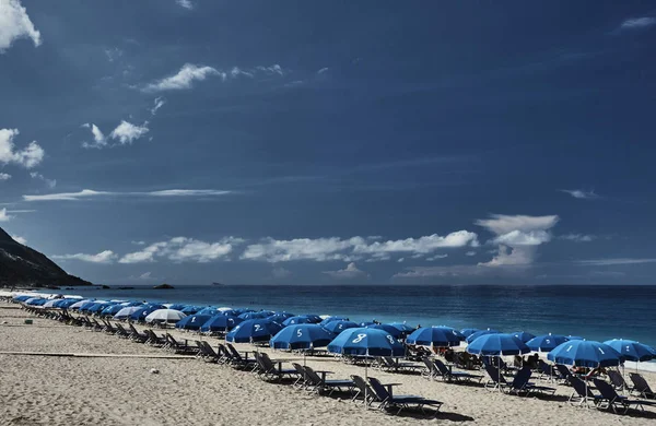 Зонты на песчаном пляже — стоковое фото