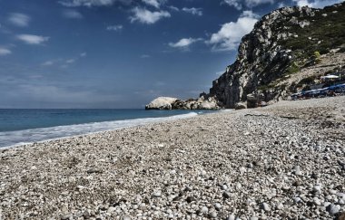 Yunan Adası üzerinde kayalık uçurum