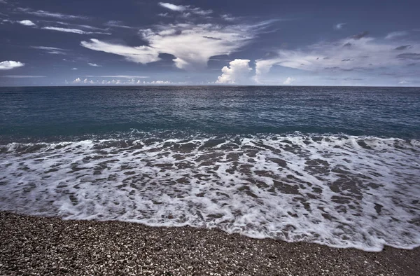 岩石的海滩上的鹅卵石 — 图库照片