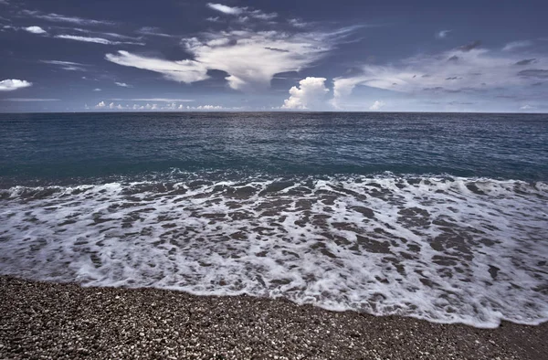 Småsten på en stenig strand — Stockfoto