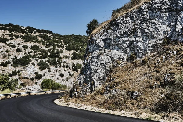 Asfalt yol ve kayaların arasındaki — Stok fotoğraf