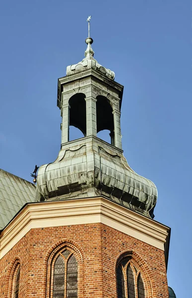 Toren van middeleeuwse gotische kathedraal — Stockfoto