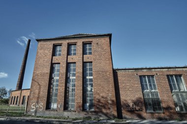 Tuğla baca ve binaları terk edilmiş cezaevi 