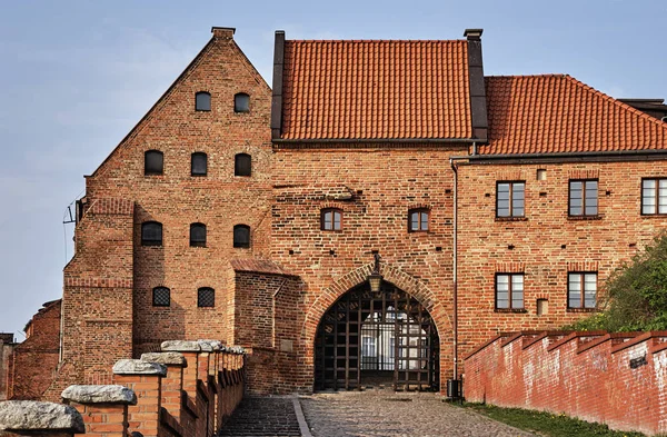 Geplaveide street en de gotische stadspoort — Stockfoto