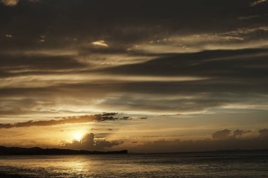 Sahilde gün batımı