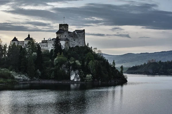 Castelo e lago nas montanhas dos Cárpatos — Fotografia de Stock