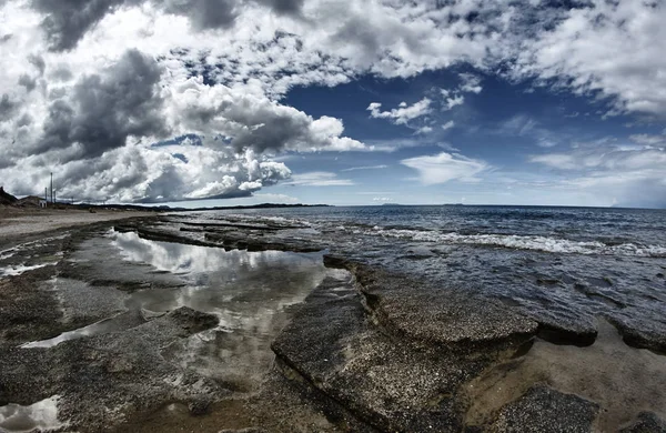 Rotsen op het strand — Stockfoto