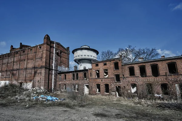 Verwoest en verlaten industriële gebouwen van rode bakstenen — Stockfoto