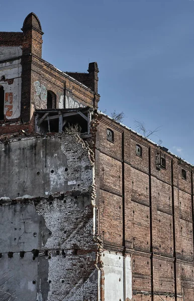 Verwoest en verlaten industriële gebouwen — Stockfoto