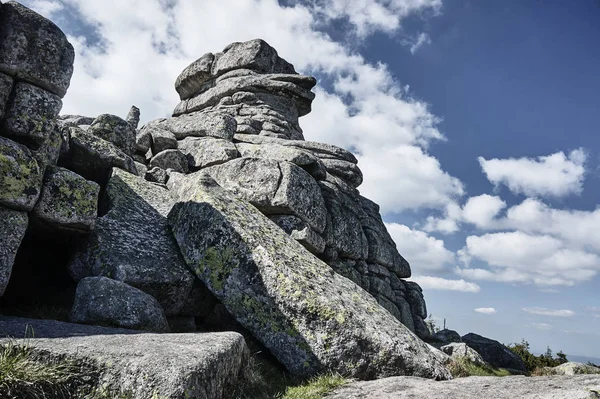 Un grupo de rocas en las montañas gigantes —  Fotos de Stock