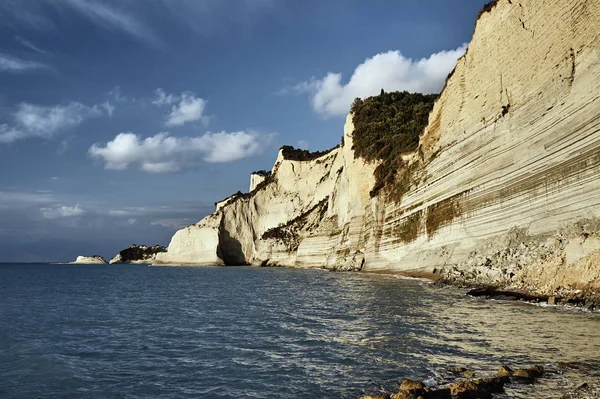 Βραχώδη γκρεμό στο νησί της Κέρκυρας — Φωτογραφία Αρχείου