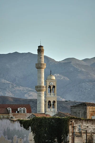 De torens van de oude binnenstad van chania — Stockfoto