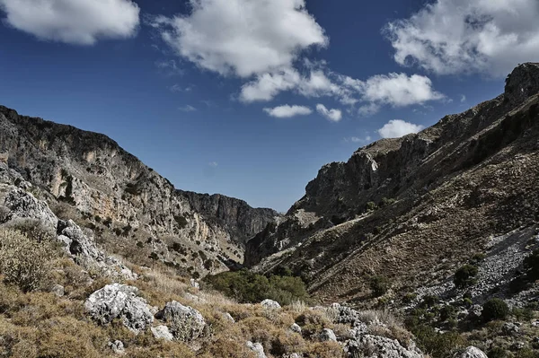 Stenig sluttning Deliana gorge — Stockfoto