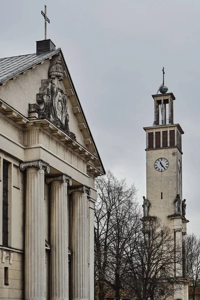 Neoklassiska kolumner och campanile — Stockfoto