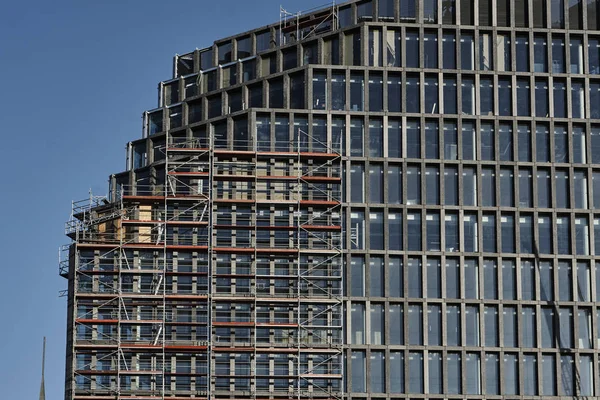 Construção de metal de um arranha-céu em construção — Fotografia de Stock