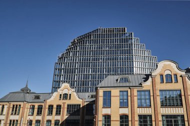 Eski baskı ve bir gökdelenin metal yapı