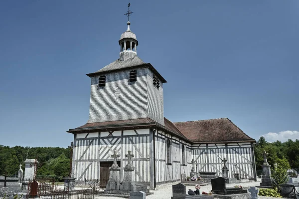 Hřbitov a středověký kostel — Stock fotografie