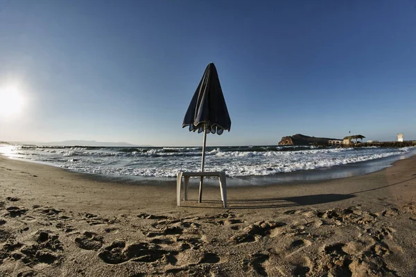 Пляжный зонтик на острове Крит — стоковое фото