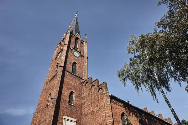Iglesia parroquial gótica con campanario — Foto de Stock